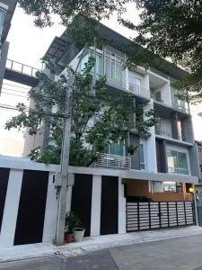 /international/th/600-2-soi-muban-b-square-rama-9-meng-jai-wang-thonglang-bangkok-10310-tha-wang-thonglang-bangkok-340000128957/
