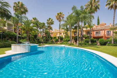 /international/es/marbella-marbella-golden-mile-jardines-de-las-lomas-spain-valencian-community-210066051462/