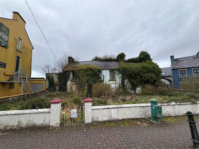 /international/ie/main-street-lisdoonvarna-clare-210066047588/