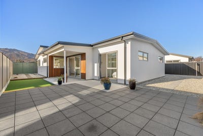 /international/nz/cromwell-central-otago-lakes-district-380066174486/