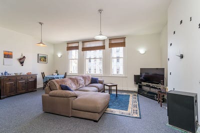 /international/nz/dowling-street-dunedin-central-otago-380066094692/