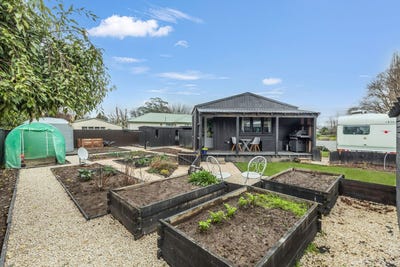 /international/nz/17-george-street-rotherham-hurunui-380066170387/