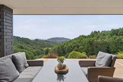 /international/nz/4-summerhill-drive-papamoa-tauranga-380066116792/