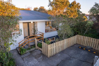 /international/nz/21b-colchester-crescent-newlands-wellington-city-380066182162/