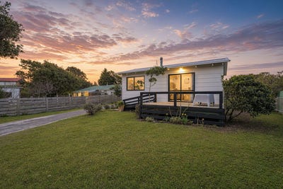 /international/nz/4-forest-road-waitarere-beach-horowhenua-380066174826/