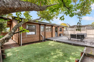 /international/nz/new-lynn-waitakere-city-380066172247/