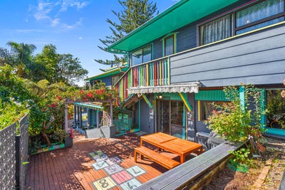 /international/nz/221-woodlands-park-road-titirangi-waitakere-city-380066094832/