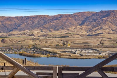 /international/nz/cromwell-central-otago-lakes-district-380066110585/