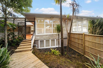 /international/nz/milford-north-shore-city-380066084394/