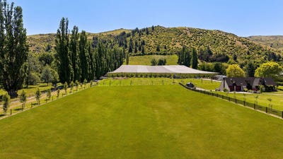 /international/nz/cromwell-central-otago-lakes-district-380066103077/
