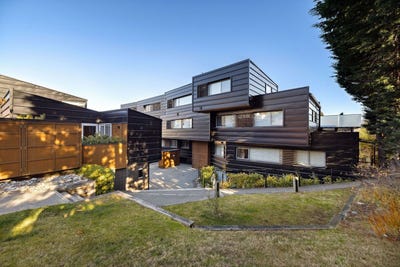 /international/nz/queenstown-central-central-otago-lakes-district-380066114318/