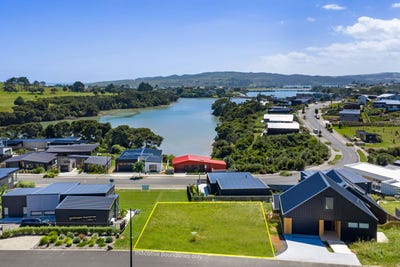 /international/nz/9-maataitai-road-raglan-waikato-380066097999/
