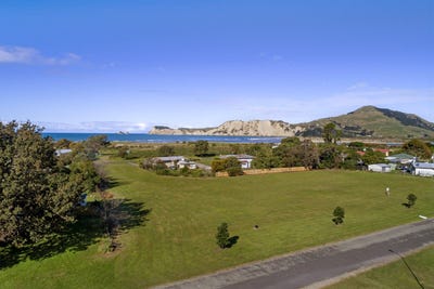/international/nz/1-adventure-street-tolaga-bay-gisborne-380066111588/