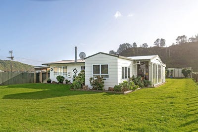 /international/nz/3-banks-street-tolaga-bay-gisborne-380066109406/