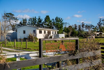 /international/nz/37-te-pua-school-road-helensville-rodney-380066117860/