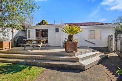 /international/nz/1-queens-road-glen-avon-new-plymouth-380066093410/