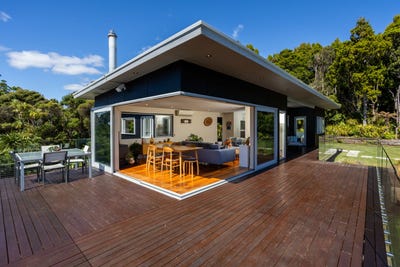 /international/nz/296-piha-road-piha-waitakere-city-380066115070/