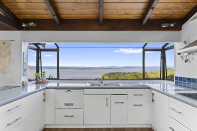 /international/nz/80-wakeman-road-acacia-bay-taupo-380066105272/