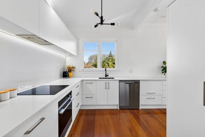 /international/nz/131-main-road-clive-hastings-380066107563/