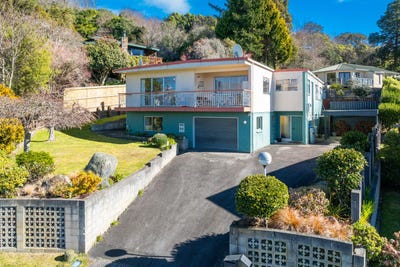 /international/nz/14-silich-street-acacia-bay-taupo-380066182576/