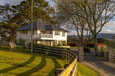 /international/nz/90-mcentee-road-waitakere-auckland-380066170407/