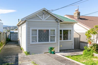 /international/nz/111-queens-drive-lyall-bay-wellington-city-380066096402/