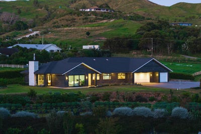 /international/nz/74-scarlys-way-okitu-gisborne-380066102913/
