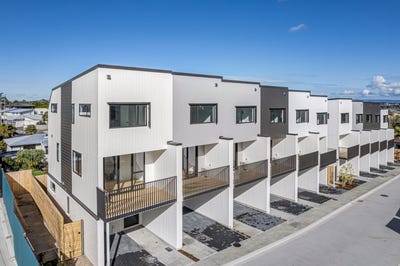 /international/nz/18-kanapa-road-northcross-north-shore-city-380066088671/