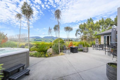 /international/nz/ngakuru-rotorua-380066122018/