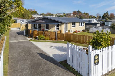 /international/nz/5-tawa-street-hilltop-taupo-380066091886/
