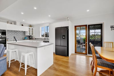 /international/nz/29-hills-road-stratford-taranaki-380066100114/