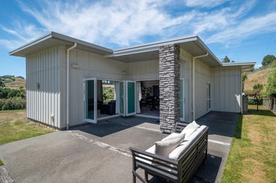 /international/nz/75-dalmore-way-acacia-bay-taupo-380066113476/