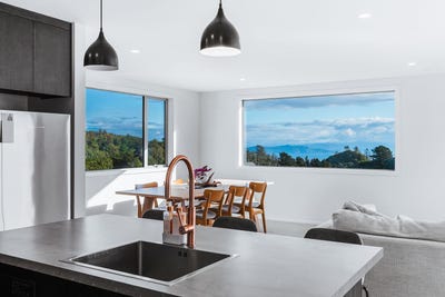 /international/nz/5-glendas-way-acacia-bay-taupo-380066104707/