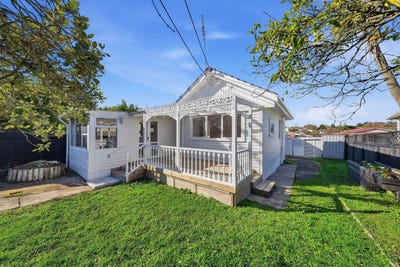 /international/nz/new-lynn-waitakere-city-380066170081/