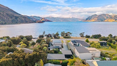 /international/nz/12-flora-dora-parade-lake-hawea-wanaka-380066104443/