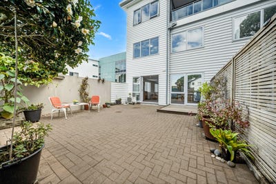 /international/nz/browns-bay-north-shore-city-380066093351/
