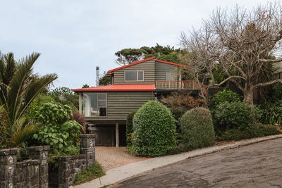 /international/nz/10-peregrine-place-birkenhead-north-shore-city-380066170385/