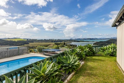 /international/nz/9-causeway-road-paihia-far-north-380066149212/