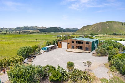 /international/nz/tolaga-bay-gisborne-380066118165/