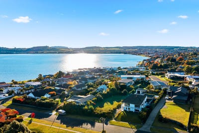 /international/nz/16-harvey-street-waipahihi-taupo-380066110957/