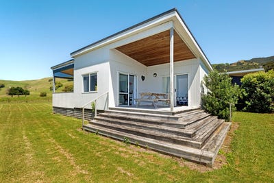 /international/nz/tolaga-bay-gisborne-380066103454/