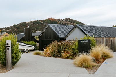 /international/nz/robrosa-street-wanaka-wanaka-380066093483/