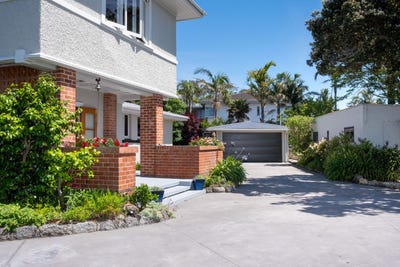 /international/nz/44-lighthouse-road-napier-hill-napier-city-380066105666/
