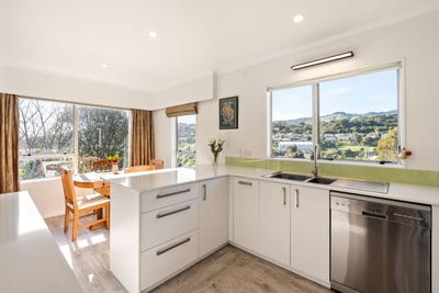 /international/nz/2-mckeefry-grove-tawa-wellington-city-380066182876/