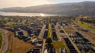 /international/nz/cromwell-central-otago-lakes-district-380066105419/