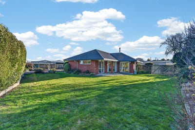 /international/nz/18-mclaughlins-road-darfield-selwyn-380066174334/