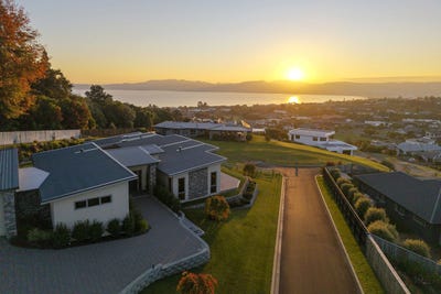 /international/nz/azalea-lane-waipahihi-taupo-380066121334/