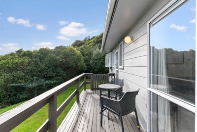 /international/nz/12-evesham-place-newlands-wellington-city-380066117747/