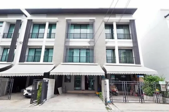 /international/th/ban-klangmueng-phraram-9-ramkhamhaeng-phlab-phla-wang-thonglang-bangkok-10310-thailand-wang-thonglang-bangkok-340065858637/
