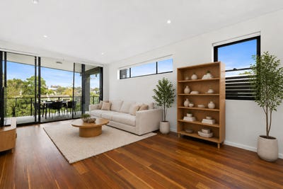/international/au/10-2-woolley-street-indooroopilly-qld-152146120/